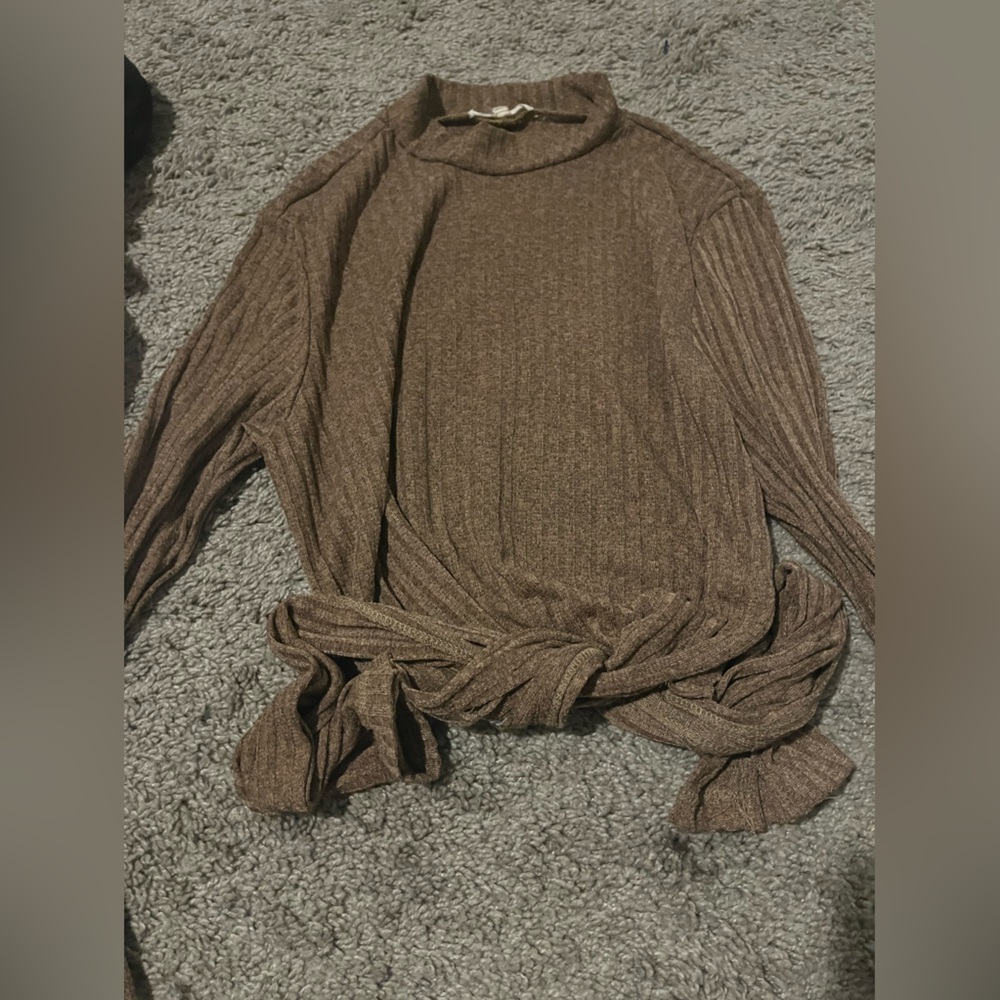 Tied up cropped long sleeve shirt